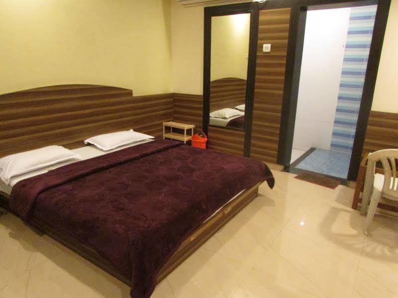 Hotel Laxmi Palace Shirdi Exterior foto